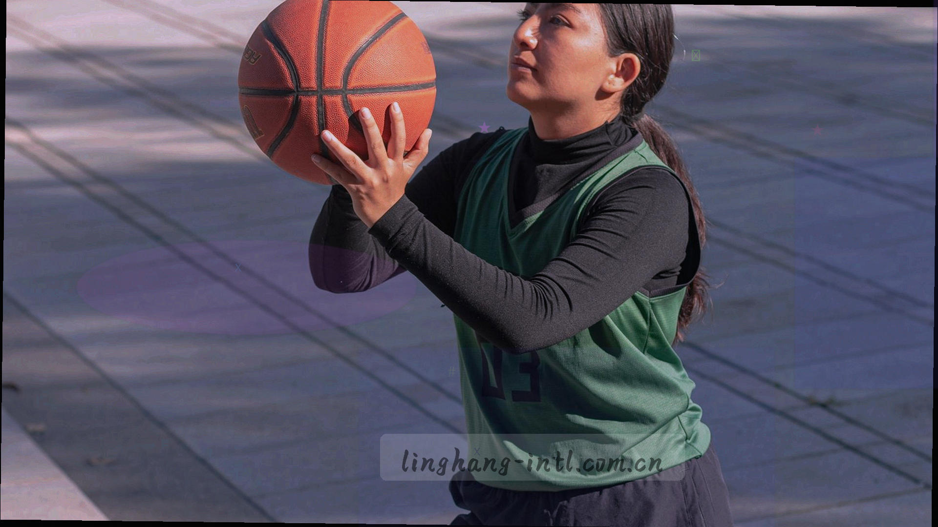 夜间调度塔灯光与通信设备局部特写，冷色光源勾出几何线条，画面中没有人物