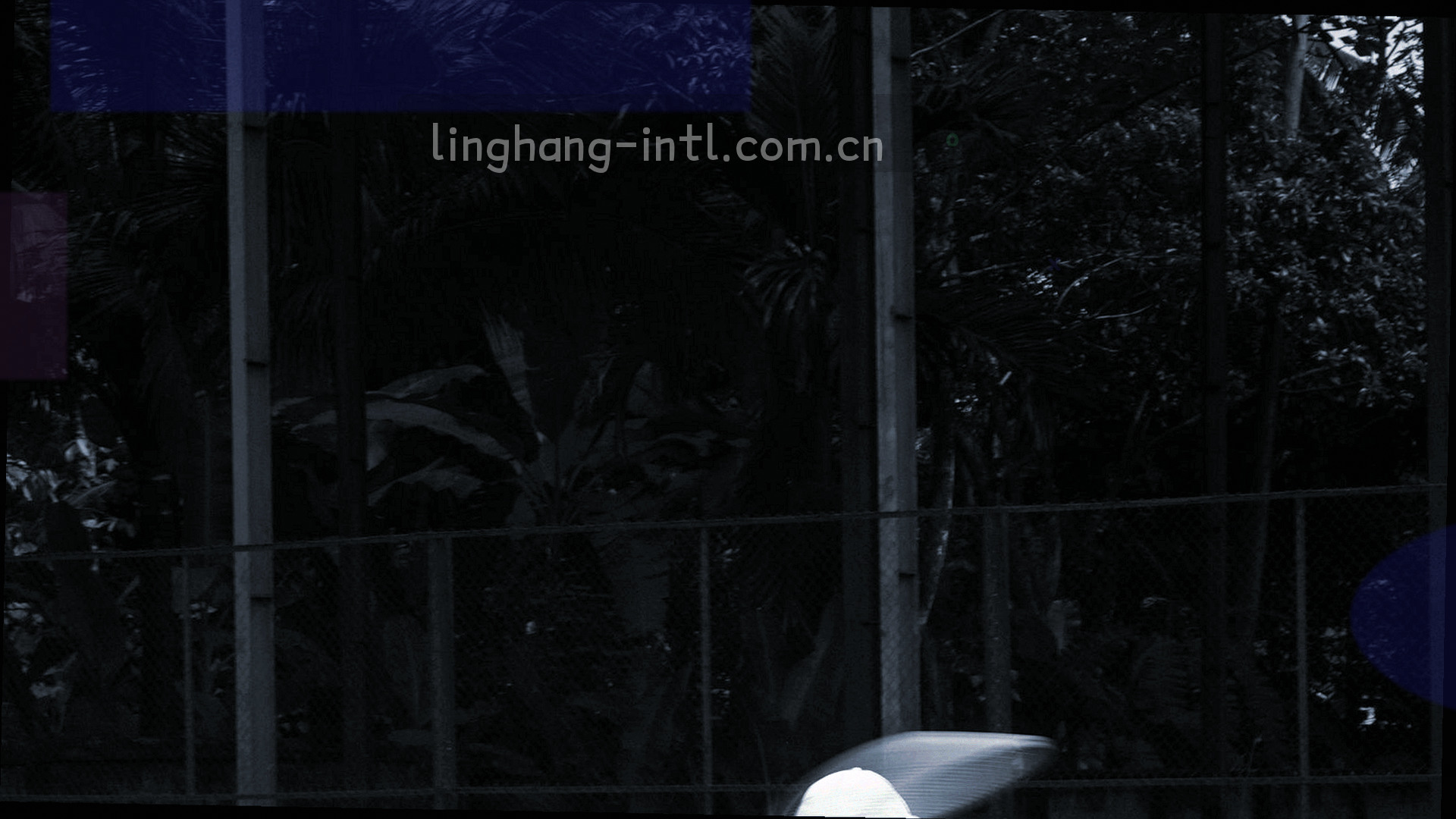 航拍视角下的工业园区与仓储基地，几何形道路与屋顶线条一路延伸至戈壁色调的地平线