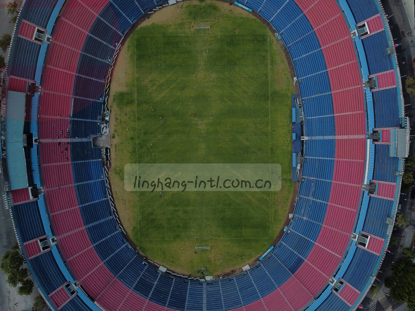 设备参数铭牌与刻度盘特写，编号与刻度排列整齐，无人物